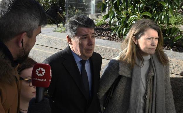 El expresidente de la Comunidad de Madrid Ignacio González (c) a su llegada a la Audiencia Provincial de Madrid. 