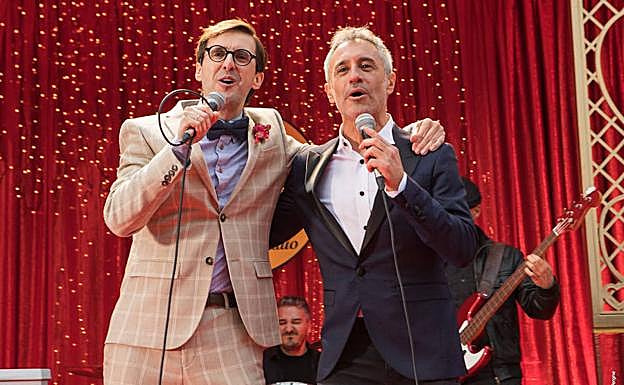 Julián López y Sergio Dalma, en una escena de la película.