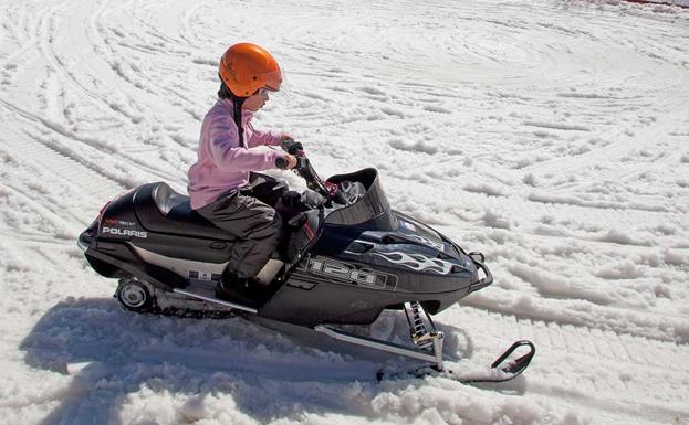 La moto de nieve infantil, una de las actividades estrella de la estación