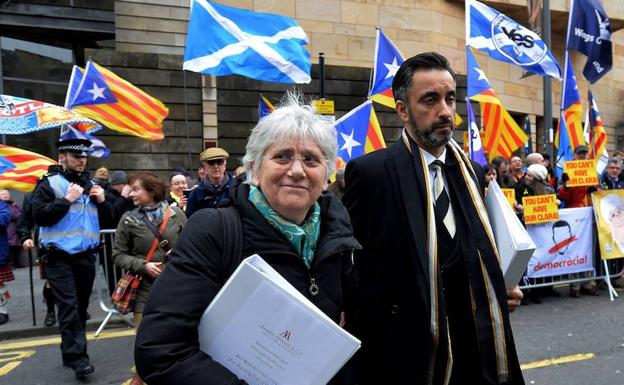 La exconsellera catalana Clara Ponsatí, requerida por la Justicia española en relación al referéndum ilegal de Cataluña en 2017, llega acompañada de su abogado Aamar Anwer (d), antes de comparecer ante un tribunal de Edimburgo (Reino Unido) para una vista preliminar, el 12 de abril de 2018.