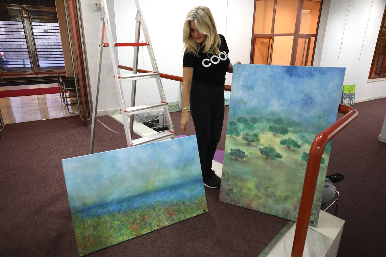 La artista Belén Díaz García expone sus obras en el Centro Cultural Santo Domingo de Fundación CB de Mérida. Belén Díaz se define como una amante del color y de la luz en todas sus expresiones. Desde muy pequeña le gustó manifestar sus sentimientos a través de la pintura; fue su profesora de dibujo en el Colegio Compañía de María la primera persona que le enseñó pautas y técnicas para disfrutar dibujando. En 1976, con 11 años, fue premiada con el tercer puesto en el certamen anual de pintura al aire libre del Ayuntamiento de Badajoz. A raíz de cursar sus estudios universitarios se estableció en Sevilla y comenzó una nueva etapa aprendiendo y practicando en el estudio de su tío, el pintor extremeño, Paco Mateo. La exposición «Belén nature» se podrá visitar en el Centro Cultural Santo Domingo del 8 al 28 de febrero.