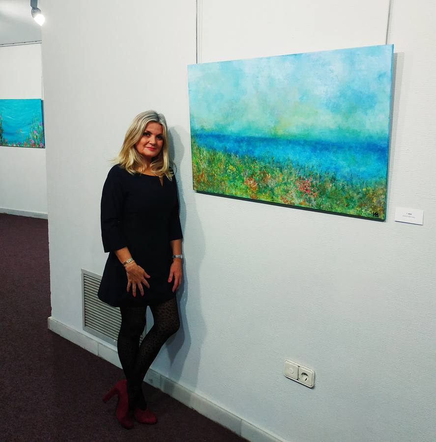 La artista Belén Díaz García expone sus obras en el Centro Cultural Santo Domingo de Fundación CB de Mérida. Belén Díaz se define como una amante del color y de la luz en todas sus expresiones. Desde muy pequeña le gustó manifestar sus sentimientos a través de la pintura; fue su profesora de dibujo en el Colegio Compañía de María la primera persona que le enseñó pautas y técnicas para disfrutar dibujando. En 1976, con 11 años, fue premiada con el tercer puesto en el certamen anual de pintura al aire libre del Ayuntamiento de Badajoz. A raíz de cursar sus estudios universitarios se estableció en Sevilla y comenzó una nueva etapa aprendiendo y practicando en el estudio de su tío, el pintor extremeño, Paco Mateo. La exposición «Belén nature» se podrá visitar en el Centro Cultural Santo Domingo del 8 al 28 de febrero.
