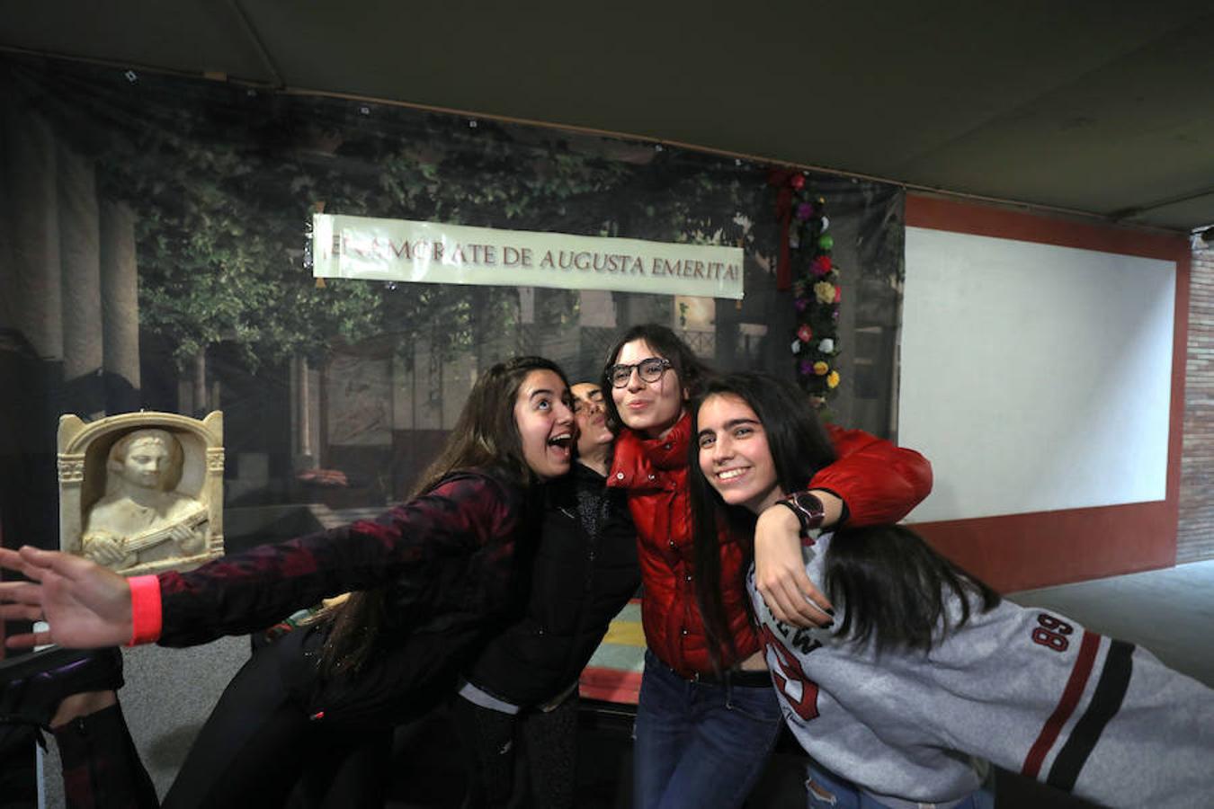 El Museo de Arte Romano celebra el Día de San Valentín con una semana de actividades en torno al amor. Hoy tiene lugar 'Enamórate de Augusta Emerita', una actividad donde el público visitante puede hacerse una fotografía de temática amorosa o romántica. Los participantes recibirán la fotografía, que se les remitirá en formato digital. Se desarrolla desde las 9.30 hasta las 18.30 horas y no es necesaria la inscripción. Para aquellos que no puedan asistir ese día, volverá a celebrarse el 17 de febrero de 10 a 15 horas, con aforo libre. La tarifa de entrada al Museo será la habitual.