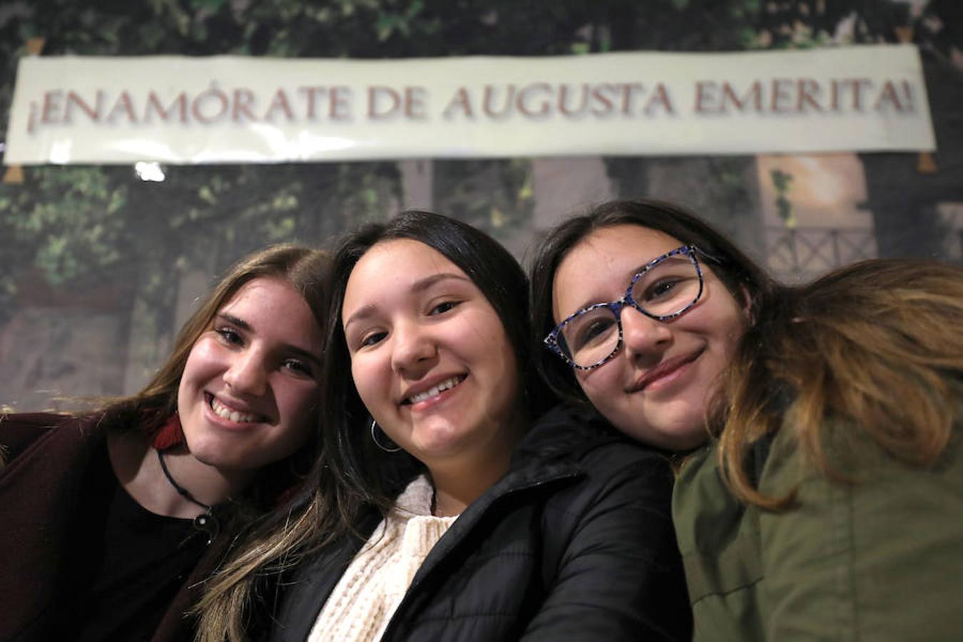 El Museo de Arte Romano celebra el Día de San Valentín con una semana de actividades en torno al amor. Hoy tiene lugar 'Enamórate de Augusta Emerita', una actividad donde el público visitante puede hacerse una fotografía de temática amorosa o romántica. Los participantes recibirán la fotografía, que se les remitirá en formato digital. Se desarrolla desde las 9.30 hasta las 18.30 horas y no es necesaria la inscripción. Para aquellos que no puedan asistir ese día, volverá a celebrarse el 17 de febrero de 10 a 15 horas, con aforo libre. La tarifa de entrada al Museo será la habitual.