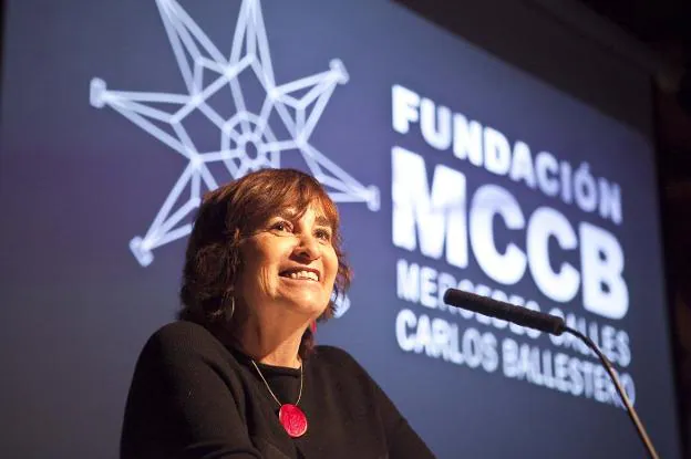 Rosa Montero, exultante durante la gala de entrega del premio de periodismo Mercedes Calles. :: j. rey