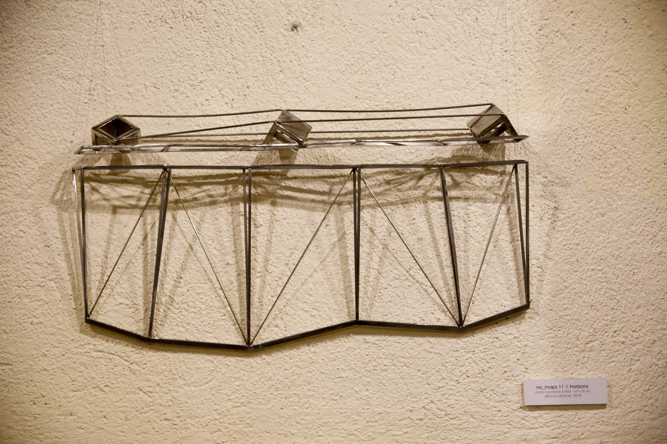 El Colegio Oficial de Arquitectos de Extremadura y el Ateneo de Cáceres ofrecen la exposición de esculturas no_maps / sin planes, del artista plástico Alfonso Doncel. Se puede visitar en el Colegio Oficial de Arquitectos de Extremadura (Cáceres) hasta el 18 de febrero de 2019