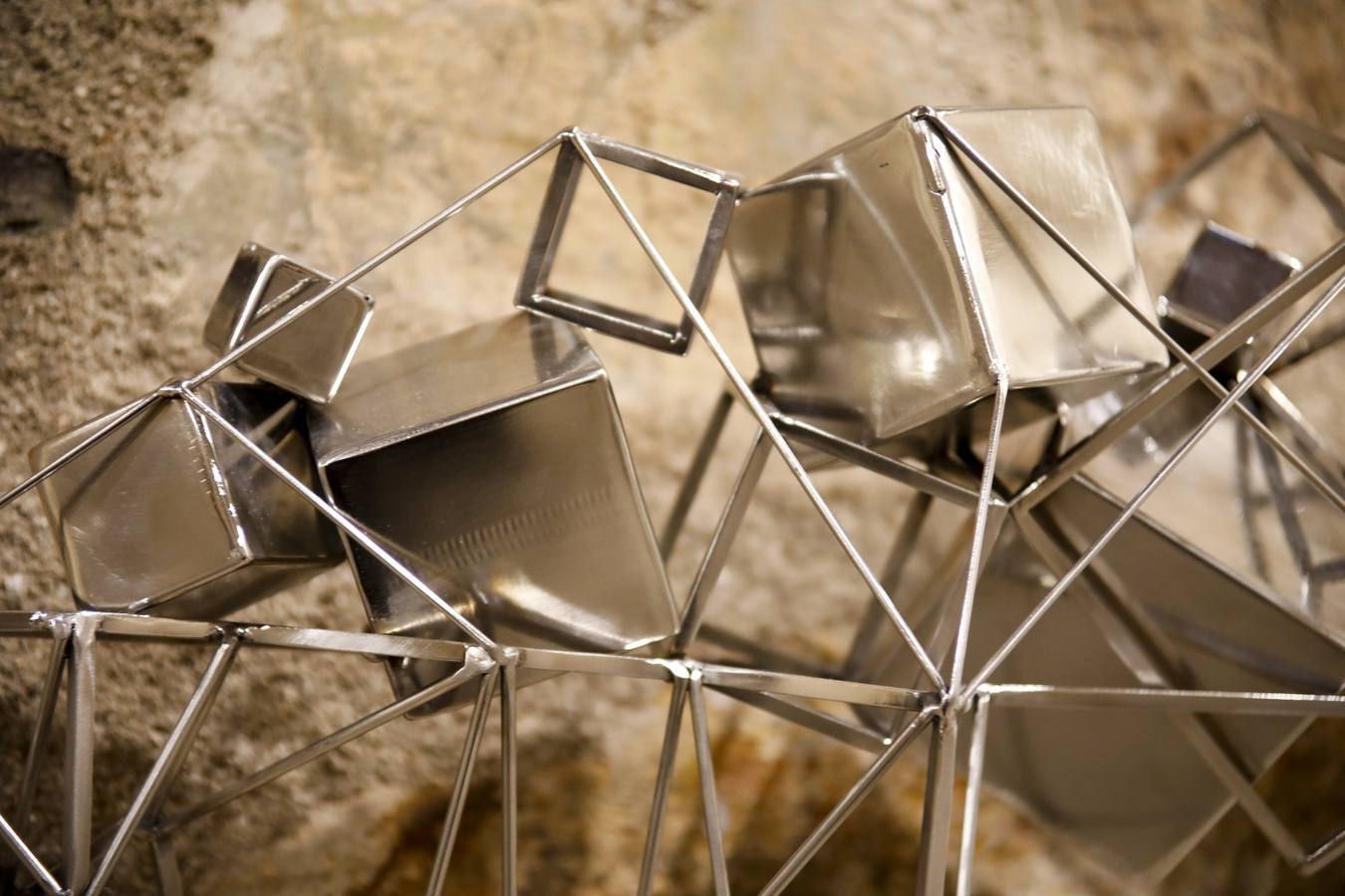 El Colegio Oficial de Arquitectos de Extremadura y el Ateneo de Cáceres ofrecen la exposición de esculturas no_maps / sin planes, del artista plástico Alfonso Doncel. Se puede visitar en el Colegio Oficial de Arquitectos de Extremadura (Cáceres) hasta el 18 de febrero de 2019