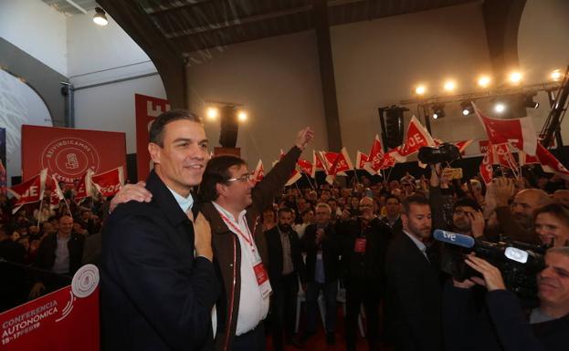 Pedro Sánchez y Gurillermo Fernández Vara durante el acto celebrado hoy en Mérida