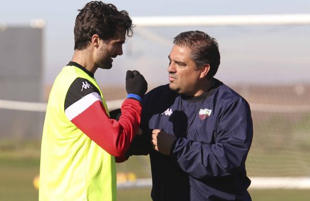 Eduardo Vílchez habla con Fran Cruz en el entrenamiento. 