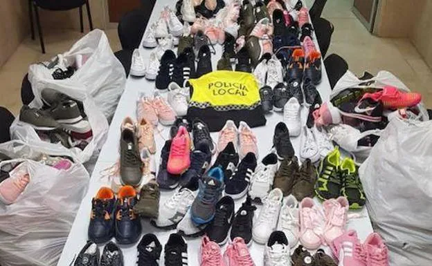 La Policía Local de Badajoz interviene 73 pares de zapatillas y sudaderas falsificadas