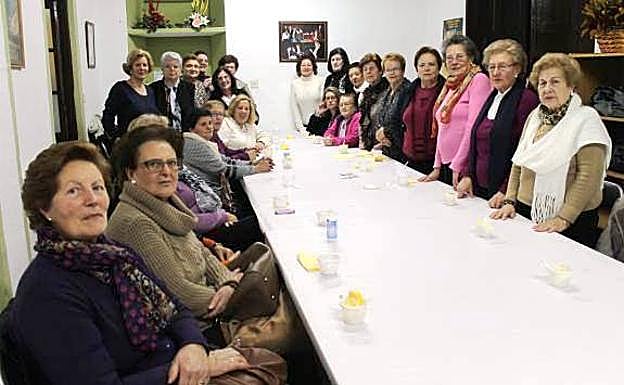 Mujeres integrantes de la Asociación en una celebración anterior en su sede.