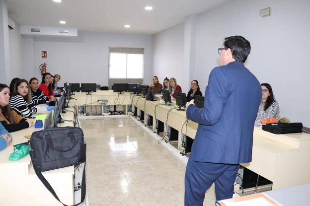 EL ALCALDE VISITA TRES CURSOS FORMATIVOS