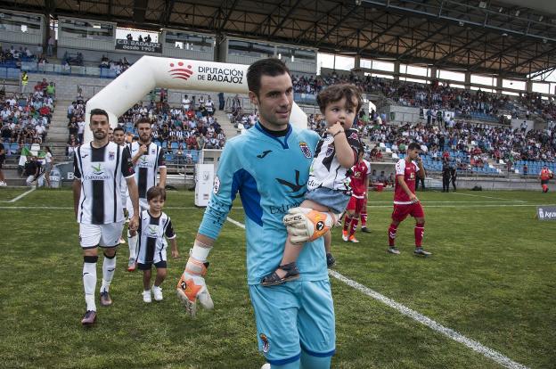 Kike Royo sale al campo con su hijo en un partido del Badajoz. Pakopí