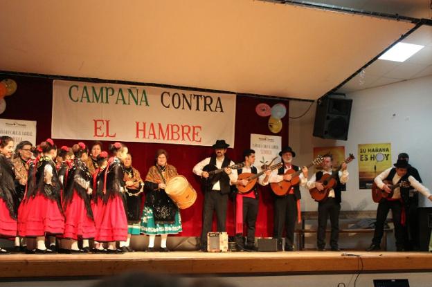 Salmorena Losareña en plena actuación contra el hambre. :: A.L.