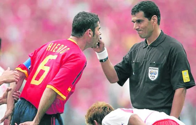 Fernando Hierro se encara con Al-Ghandour durante el España-Corea del Mundial de 2002. :: efe