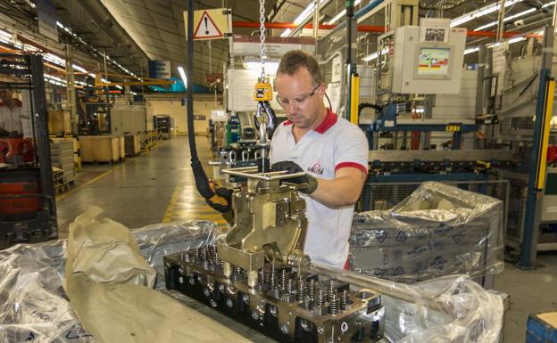 Un operario en la industria de la Deutz de Zafra. :: HOY