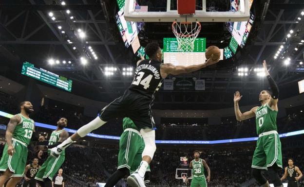 Giannis Antetokounmpo lanza a canasta ante los Celtics.