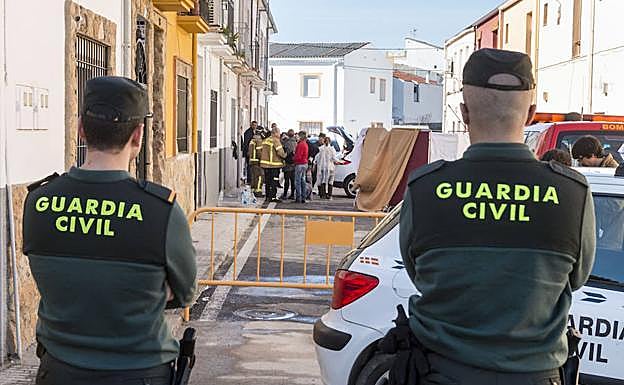 Dos agentes de la Guardia Civil vigilando el lugar de los hechos. / ANDY SOLÉ