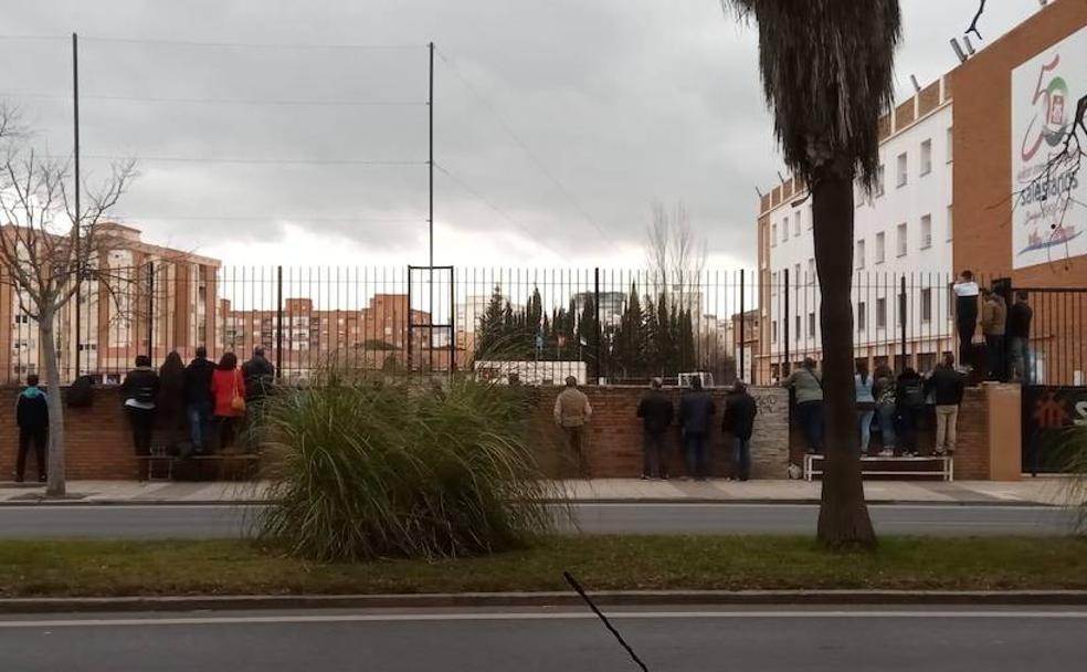 El público del partido de juveniles tuvo que seguirlo desde fuera de la valla del colegio Salesianos de Badajoz tras la decisión del árbitro. 