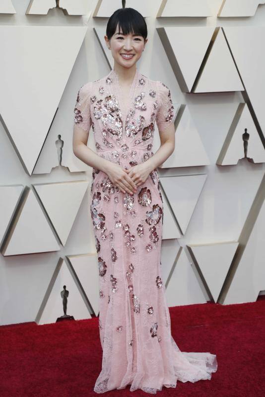 La empresaria japonesa y consultora de organización, Marie Kondo, que se ha hecho famosa a nivel mundial por su programa en Netflix, paseó por la alfombra roja un vestido sencillo color rosa palo bordado de adornos florales de lentejuelos, sin necesidad de joyas llamativas para complementarlo.