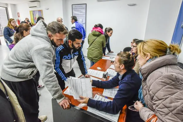 Interesados entregan documentos en los Servicios Sociales de Badajoz en 2016. :: hoy