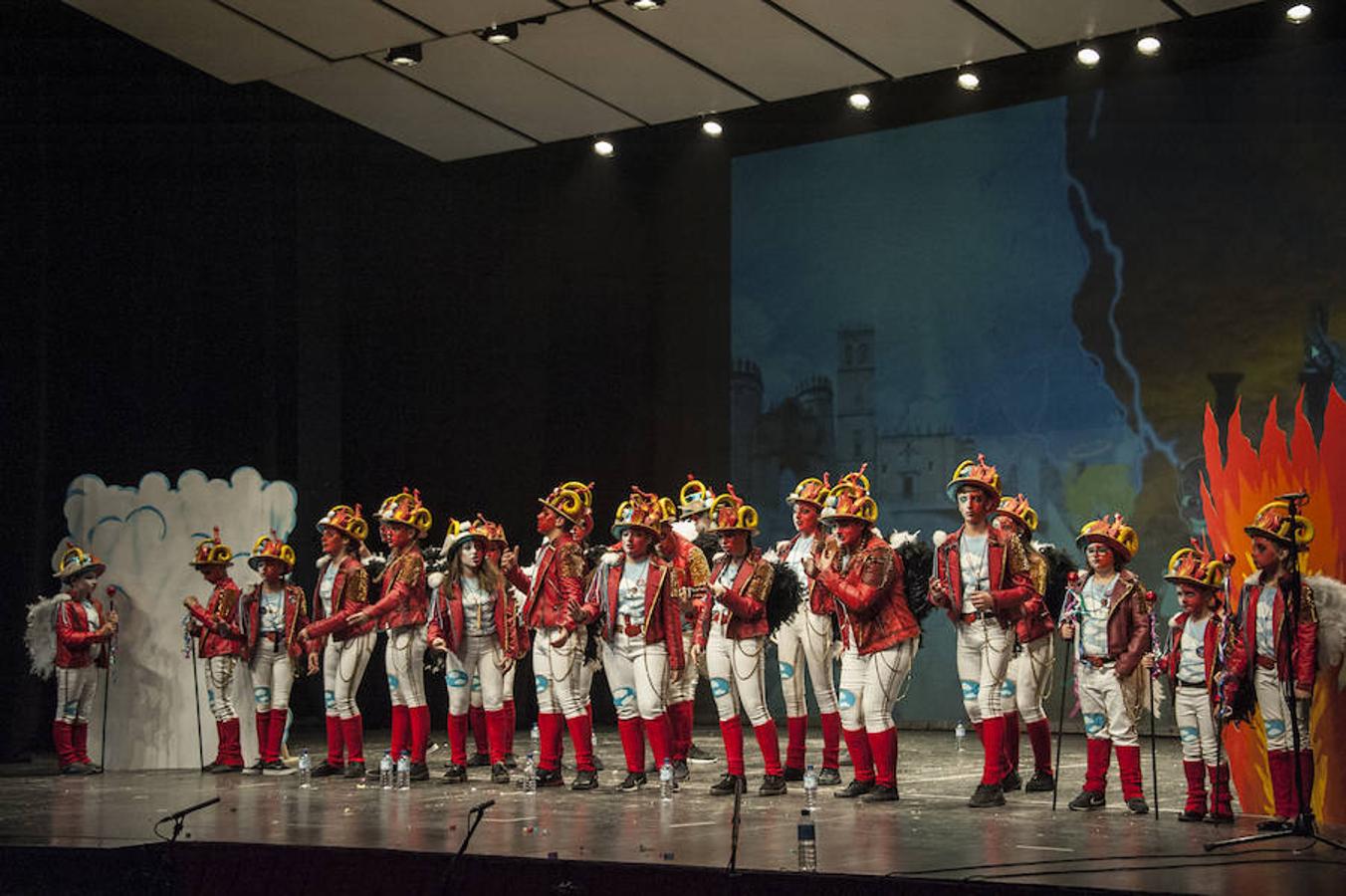 El futuro es prometedor para el concurso de mugas del Carnaval de Badajoz. Las siete agrupaciones que en la jornada del sábado se subieron a las tablas del López de Ayala demostraron que la cantera está ya preparada.