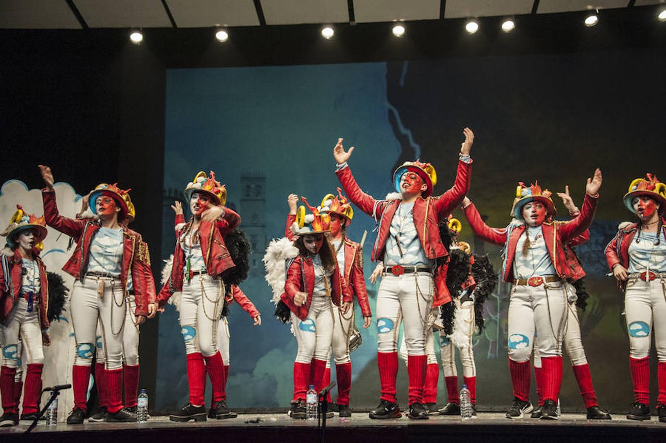 El futuro es prometedor para el concurso de mugas del Carnaval de Badajoz. Las siete agrupaciones que en la jornada del sábado se subieron a las tablas del López de Ayala demostraron que la cantera está ya preparada.