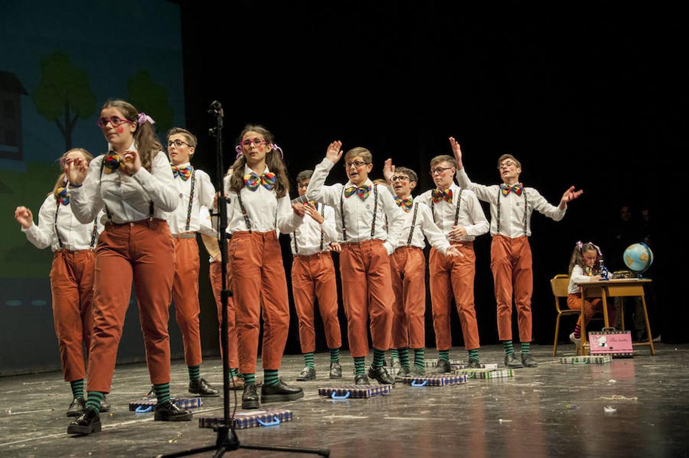 El futuro es prometedor para el concurso de mugas del Carnaval de Badajoz. Las siete agrupaciones que en la jornada del sábado se subieron a las tablas del López de Ayala demostraron que la cantera está ya preparada.