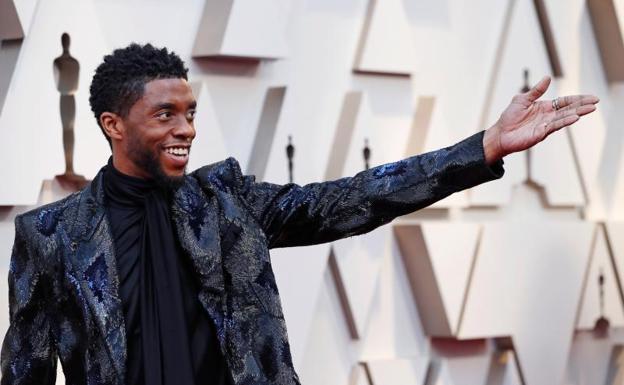 Imagen principal - Arriba, Chadwick Boseman. Abajo, Billy Porter y Chris Evans (derecha). 