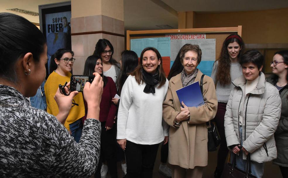 Margarita Salas, rodeada de profesoras de la UEx y alumnas de cuarto de Biología. :: 