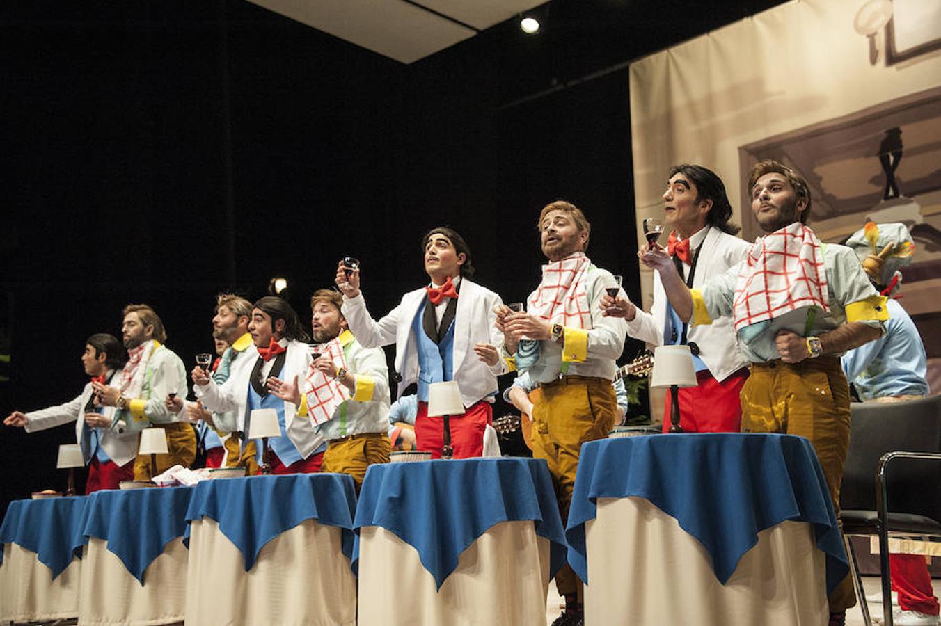 'Otro quinto, por favor' Tienen la presentación más potente del concurso y lograron una ovación del público nada más arrancar