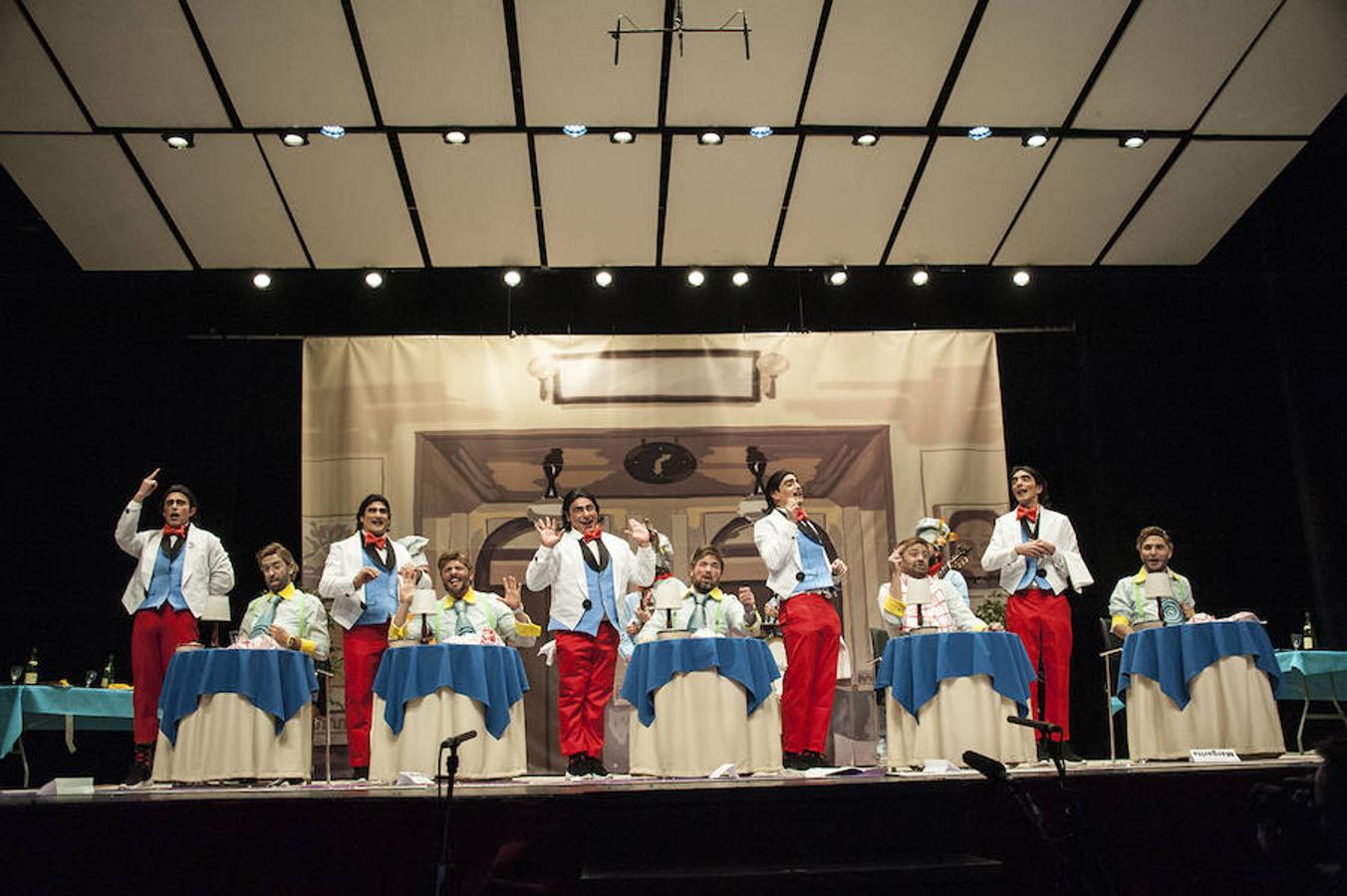 'Otro quinto, por favor' Tienen la presentación más potente del concurso y lograron una ovación del público nada más arrancar