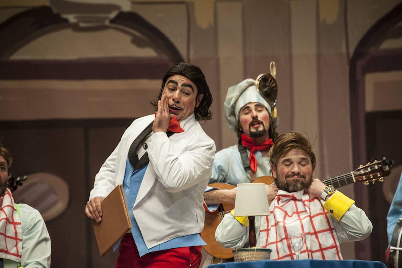 'Otro quinto, por favor' Tienen la presentación más potente del concurso y lograron una ovación del público nada más arrancar