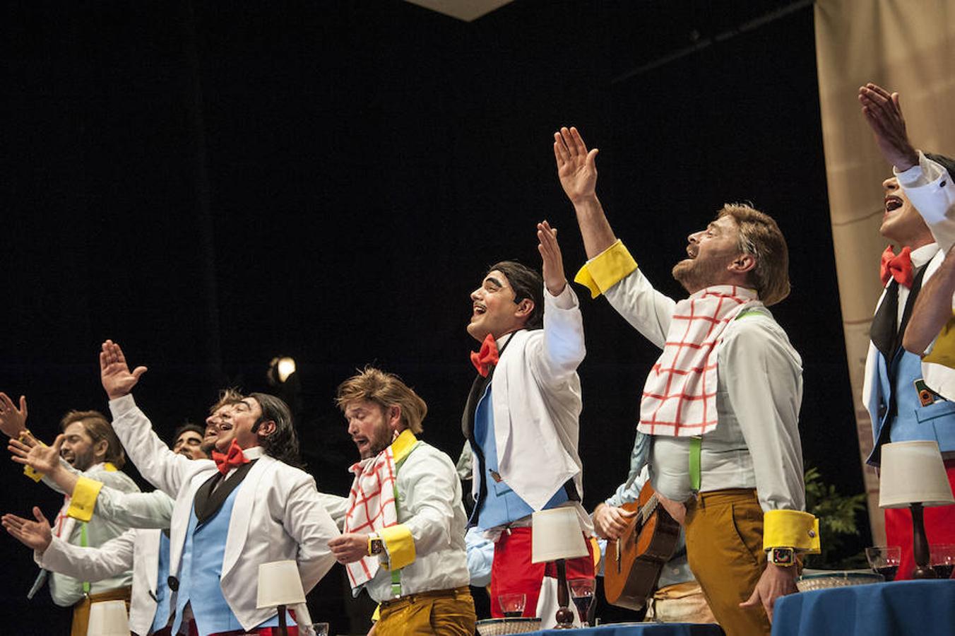 'Otro quinto, por favor' Tienen la presentación más potente del concurso y lograron una ovación del público nada más arrancar