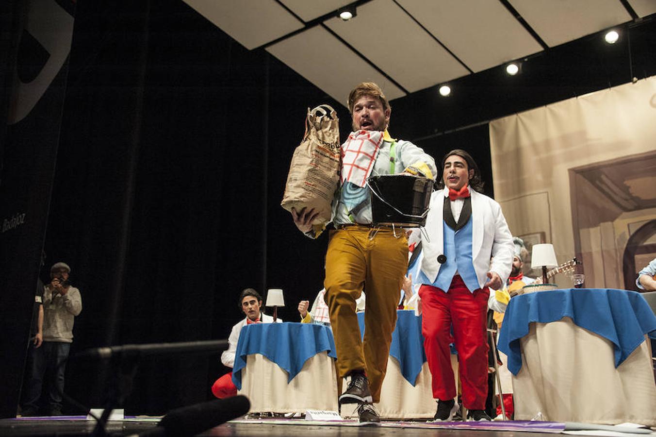 'Otro quinto, por favor' Tienen la presentación más potente del concurso y lograron una ovación del público nada más arrancar