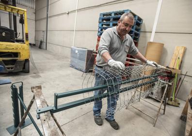 Imagen secundaria 1 - Arriba, jaula protectora tradicional tumbada para el ganado, que incluso se ha rascado en la planta. Abajo, el curvador permite darle forma cilíndrica al protector más rápido y apenas sin esfuerzo; a la derecha, el easytied, una herramienta patentada capaz de atar y desatar