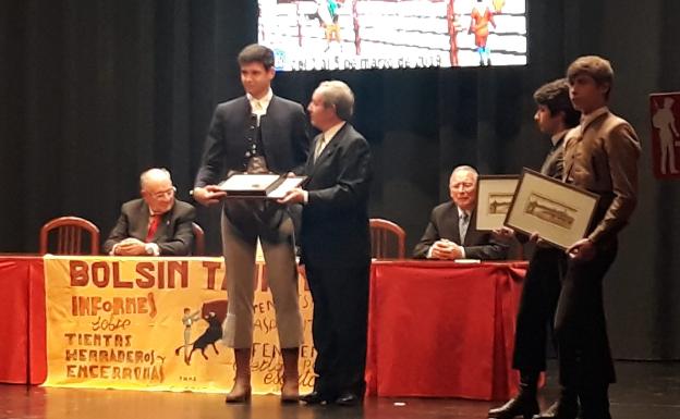 Alejandro Rivero recibe el trofeo como ganador del bolsín mirobrigense 