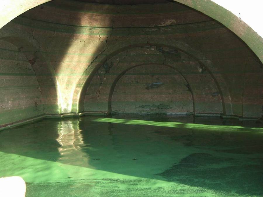 Interior de la vieja ermita del Río cuando el pantano tiene poca agua embalsada.