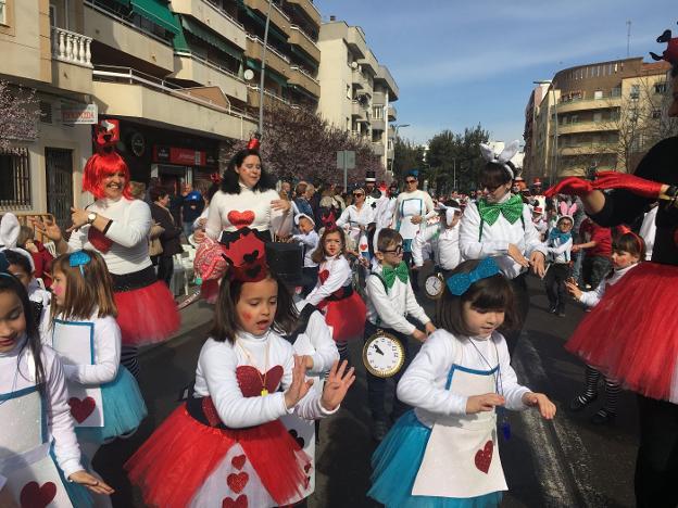 Cada colegio escogió un disfraz para desfilar por la avenida de La Paz. :: g. c.