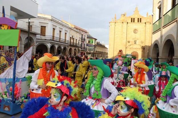 Participantes en el carnaval en la plaza de España. :: a. v.