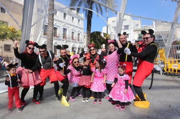 Varias familias completas de Mickey y Minnie Mouse se divierten en la carpa de la Plaza de España. :: j. m. romero