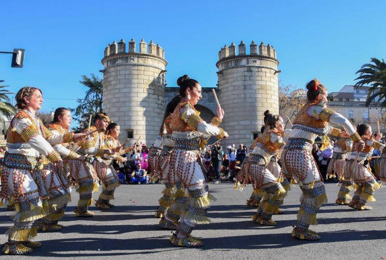 Con un día con mucho calor, la primera edición del sambódromo fue un éxito, San Francisco se llenó de nuevo de disfraces populares, hubo desfile de artefactos y murgas callejeras