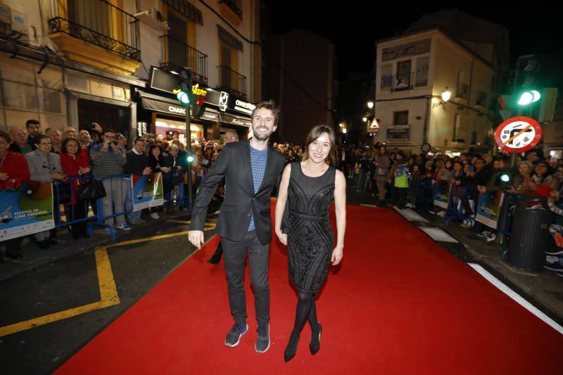 Con un hilarante Fernando Tejero con tacones, Cayetana Guillén Cuervo recogió un premio sorpresa para 'Versión Española' 