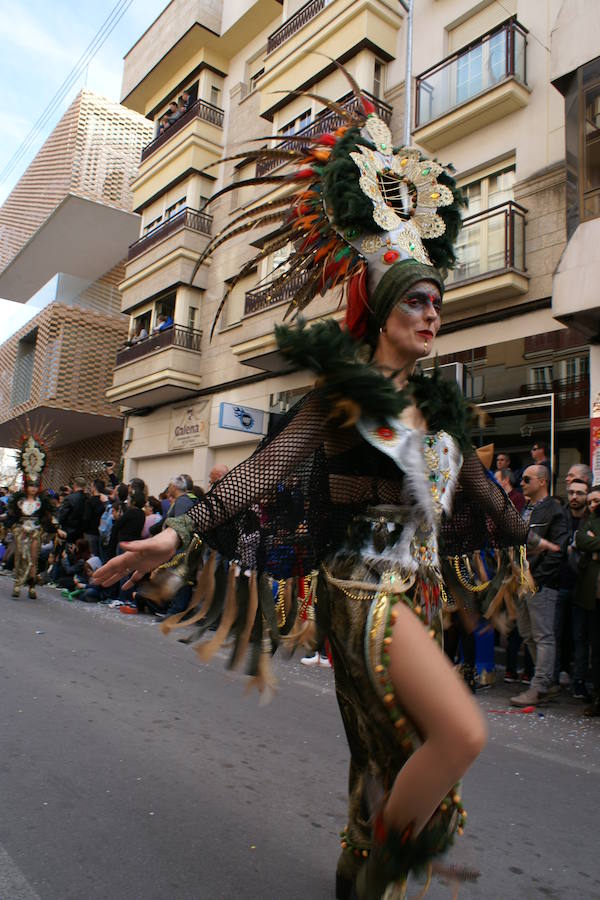 La reivindicación del tren digno se sumó al ritmo, el colorido y la animación habituales en los desfiles del Carnaval moralo