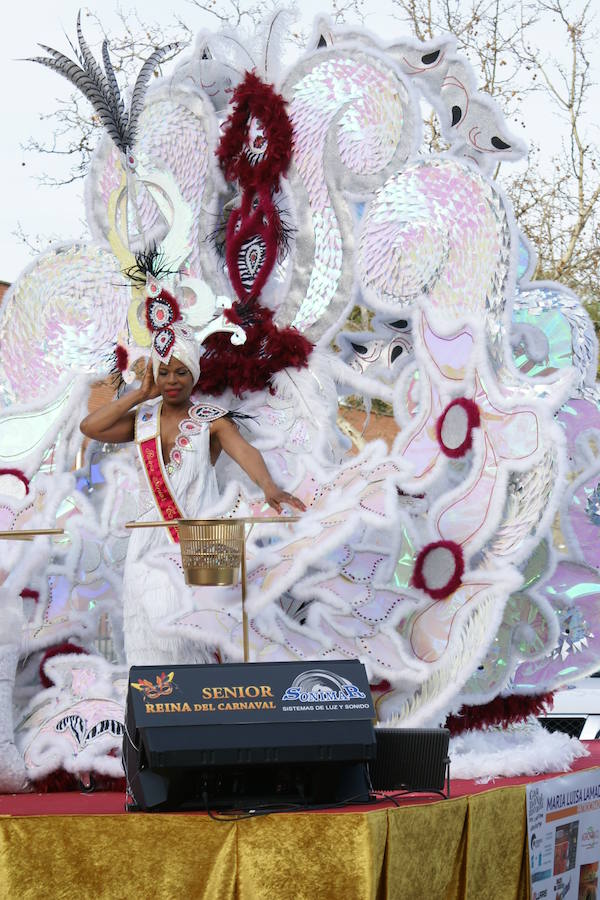 La reivindicación del tren digno se sumó al ritmo, el colorido y la animación habituales en los desfiles del Carnaval moralo