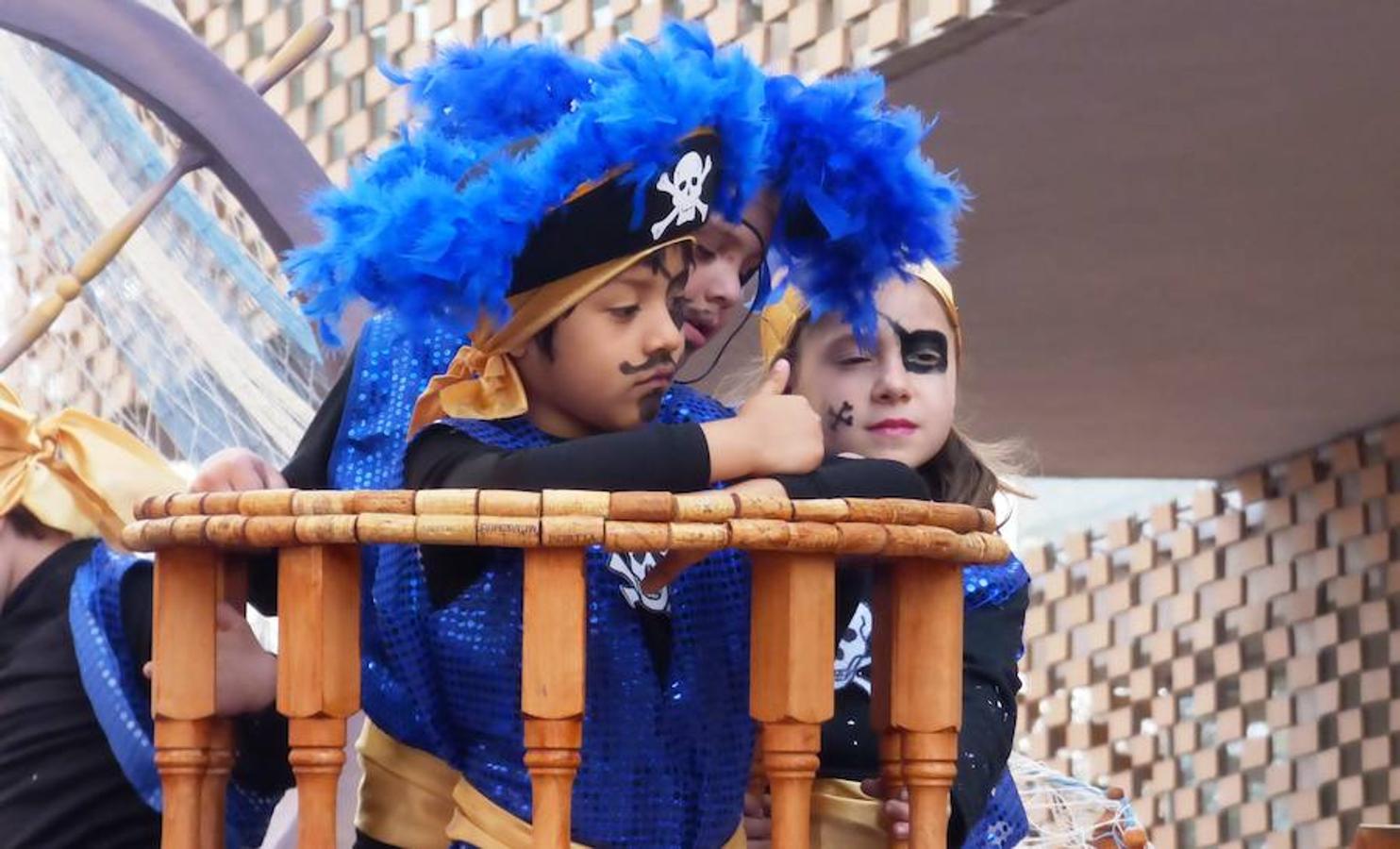 La reivindicación del tren digno se sumó al ritmo, el colorido y la animación habituales en los desfiles del Carnaval moralo