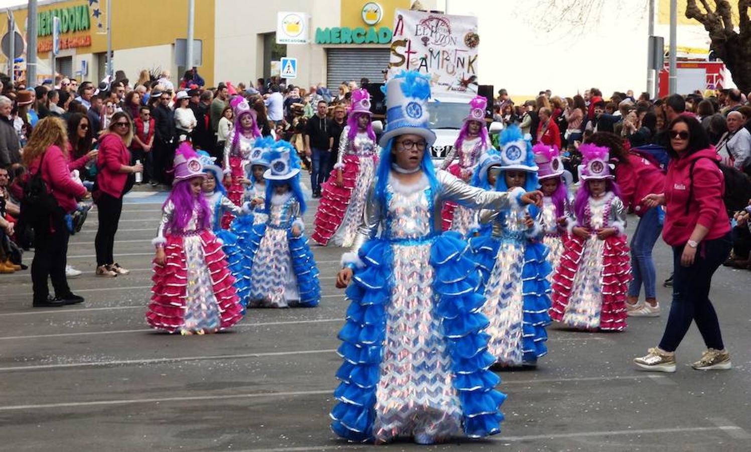 La reivindicación del tren digno se sumó al ritmo, el colorido y la animación habituales en los desfiles del Carnaval moralo