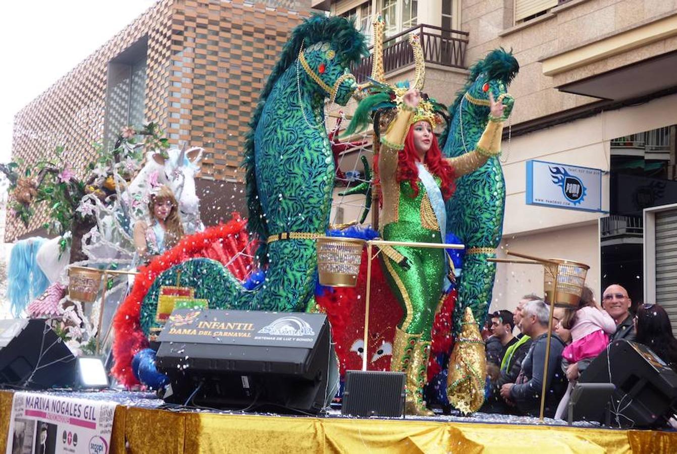 La reivindicación del tren digno se sumó al ritmo, el colorido y la animación habituales en los desfiles del Carnaval moralo