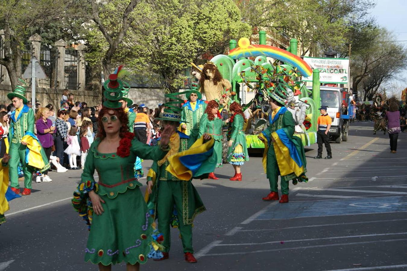 La reivindicación del tren digno se sumó al ritmo, el colorido y la animación habituales en los desfiles del Carnaval moralo