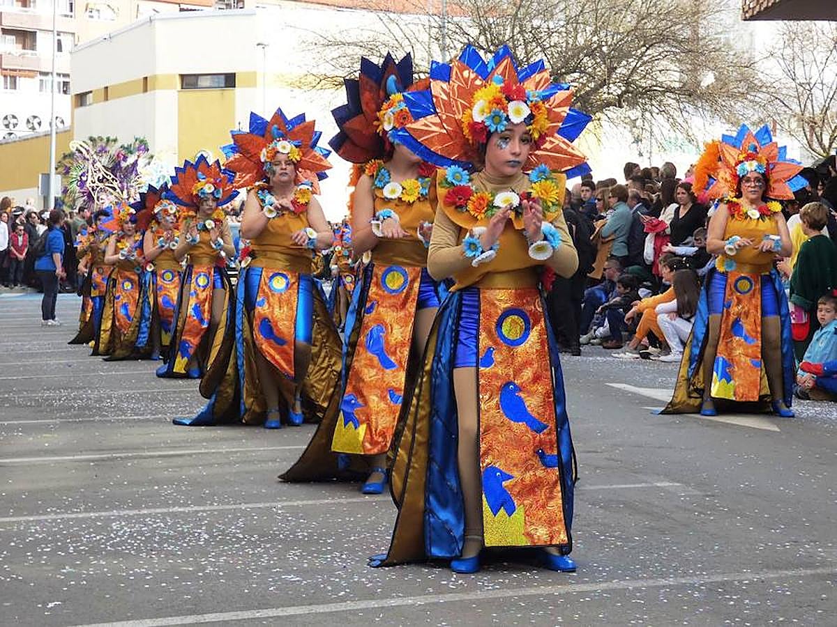 La reivindicación del tren digno se sumó al ritmo, el colorido y la animación habituales en los desfiles del Carnaval moralo